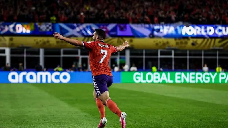 McGinn abriu o placar para a Escócia ainda no primeiro tempo da partida deste sábado (13) –