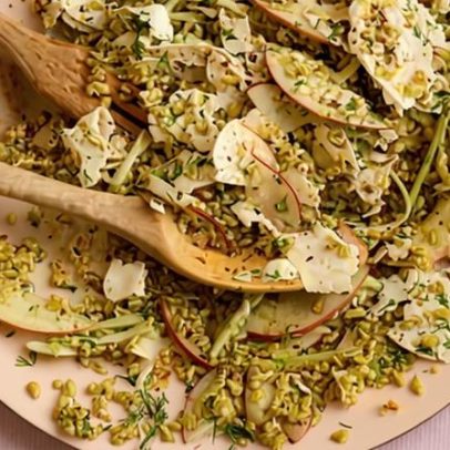 Receita vegana de freekeh com erva-doce, maçã, tofu e dill