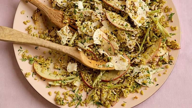 Receita vegana de freekeh com erva-doce, maçã, tofu e dill