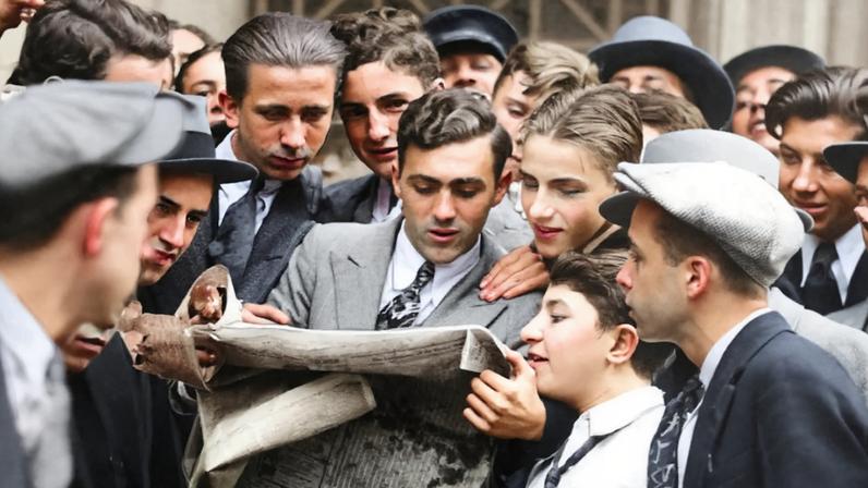 Mensageiros de corretoras se aglomeram em torno de um jornal após a primeira quebra da bolsa de valores de Wall Street, em 24 de outubro de 1929