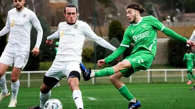 Kenzo Kies (D), de 21 anos, jogava pelo Guingamp –