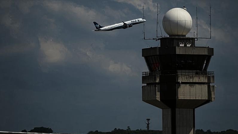 Torre de controle do aeroporto de Guarulhos