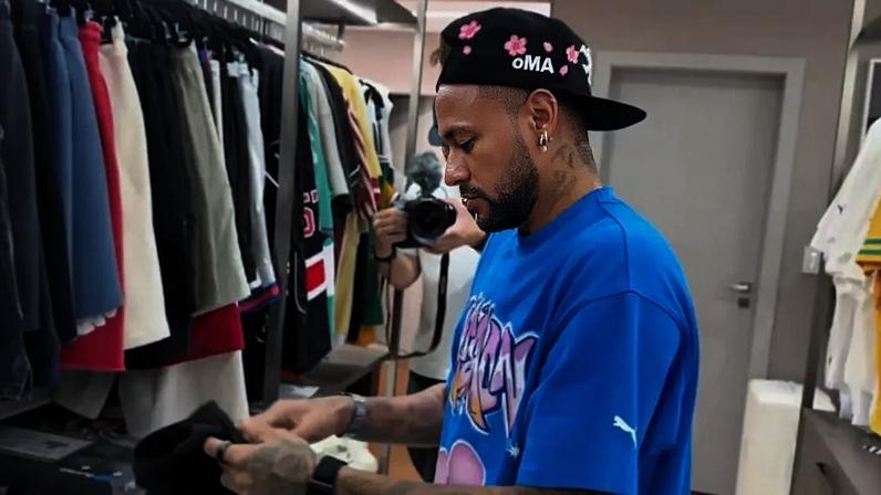Neymar mostra o que levou na mala da Copa e brinca sobre folga
