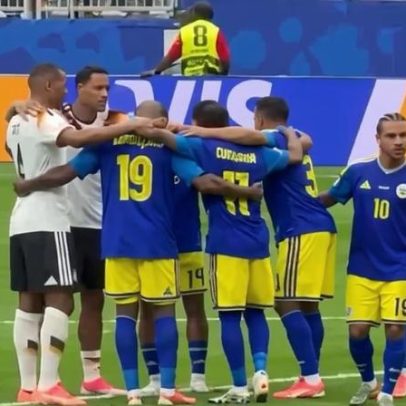 Jogadores de Curaçao e Alemanha rezam após partida na Copa