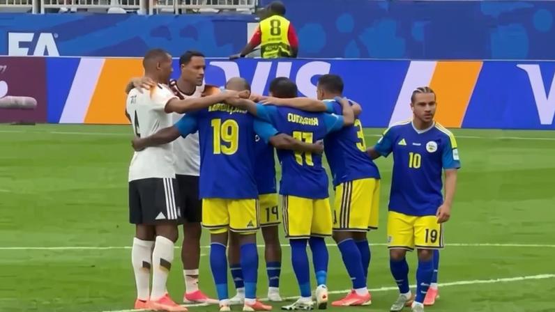 Jogadores de Curaçao e Alemanha rezam após partida na Copa