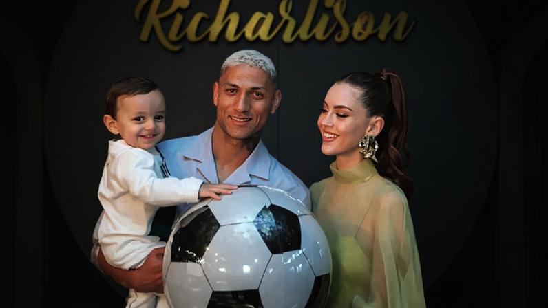 Richarlison e Amanda Araújo celebram o primeiro aniversário de Richarlison Jr.