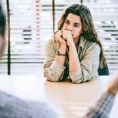 Como identificar um narcisista dissimulado no trabalho e agir com colega