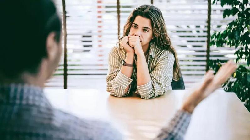 Como identificar um narcisista dissimulado no trabalho e agir com colega