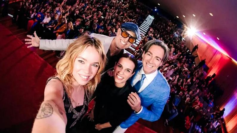 Milly Alcocl, estrela de 'Supergirl', tira selfie em evento com fãs no Rio ao lado da roteirista Ana Nogueira, do diretor Craig Gillespie e do produtor Peter Safran