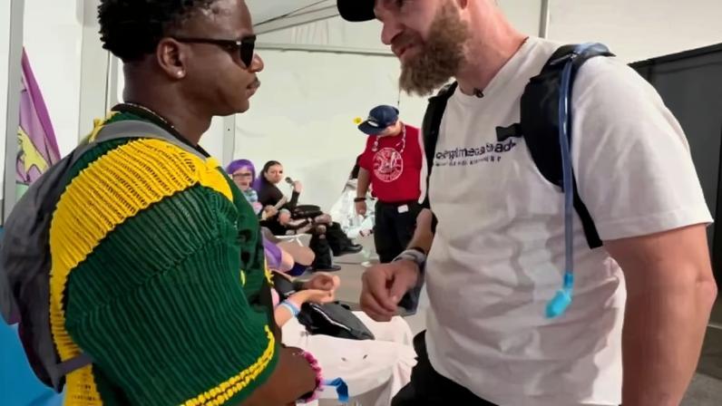 Filho de pastor volta à fé após encontro com evangelista em festival nos EUA