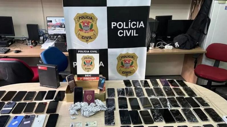 Celulares roubados que faziam parte de esquema de criminosos.