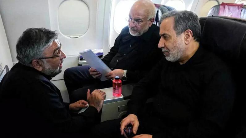 O negociador iraniano, Mohammad Bagher Ghalibaf (à esquerda), com o ministro das Relações Internacionais iraniano, Abbas Araghchi, no avião que seguiu para a Suíça, em 20 de junho de 2026.