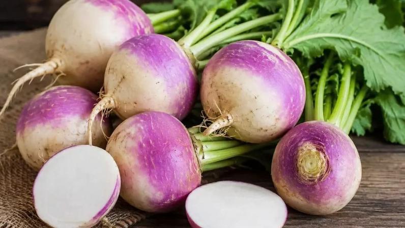 O nabo é uma raiz cultivada há milhares de anos e consumida em diversas partes do mundo. Embora não seja tão popular quanto a batata ou a cenoura em muitos lares brasileiros, destaca-se pela versatilidade culinária e pelo valor nutricional.