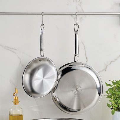 Ao procurar uma frigideira nova, considere aço inox