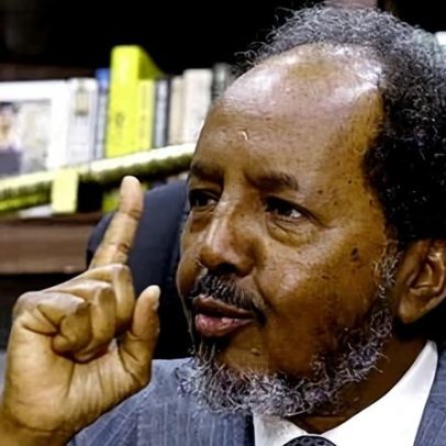 Civis fogem de Mogadíscio enquanto tropas somalis trocam tiros com milícias