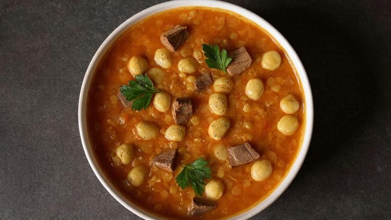 Sopa de carne com grão-de-bico e lentilha