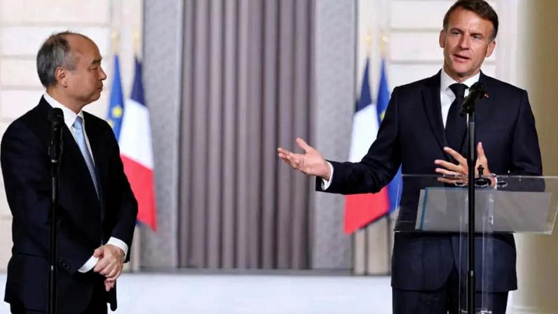 O presidente do SoftBank, o japonês Masayoshi Son, e o presidente francês Emmanuel Macron fazem uma declaração conjunta durante cerimônia de assinatura no Palácio do Eliseu, em Paris, em 1º de junho de 2026, antes do encontro “Choose France”. Cerca de 200 executivos de grandes empresas internacionais são esperados no palácio de Versalhes, a oeste da capital, para o evento anual promovido pelo governo francês.