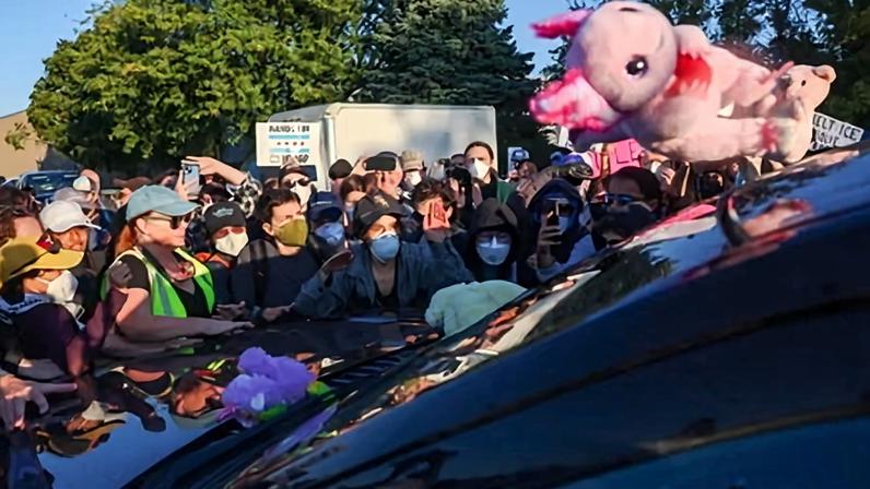 Protesters surround the SUV of a federal agent on 26 September 2025 in Broadview, Illinois.