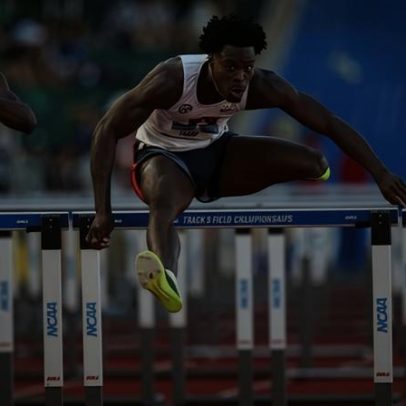 Ja’Kobe Tharp quebra recorde mundial dos 110m com barreiras no universitário