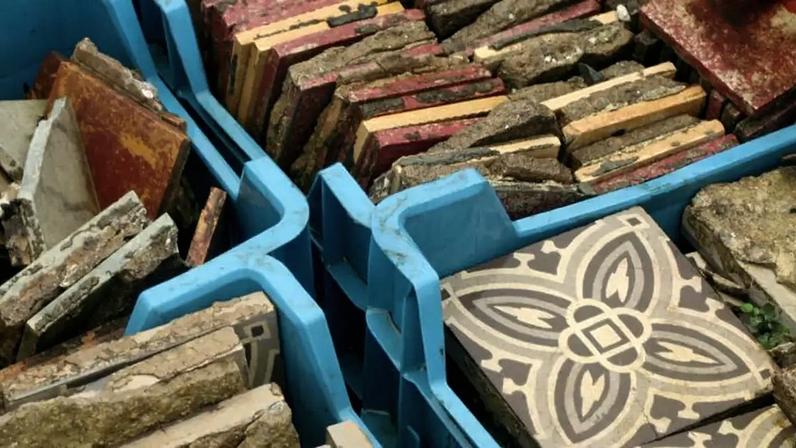 Empresa na Bélgica classifica, limpa e revende materiais de edifícios antigos