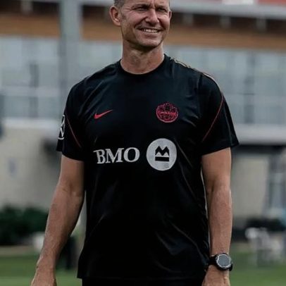 Técnico do Canadá elogia empate com a Bósnia, mas jogo ficou na mão