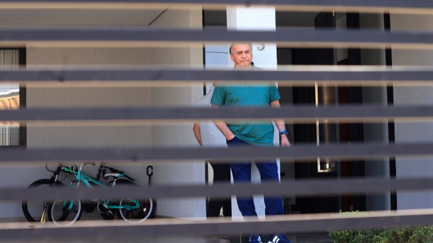 A polícia pediu que Bolsonaro se dirigisse à área externa da casa para que o sinal fosse restabelecido