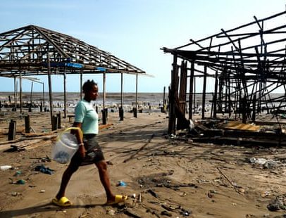 Água engole a 'Happy City' da Nigéria, cidade que some sob as ondas