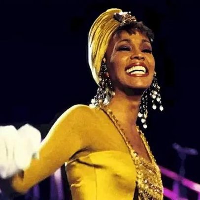 Apresentadora revela queda no palco de Whitney Houston mantida em segredo