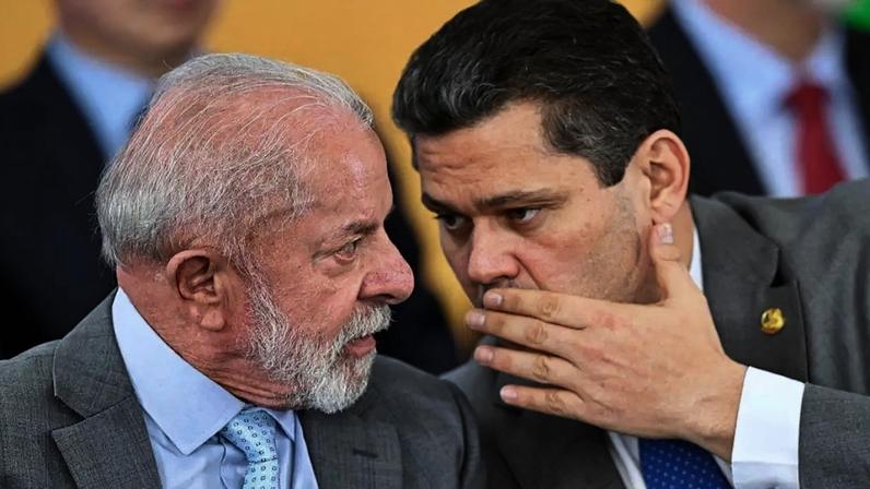 O presidente Luiz Inácio Lula da Silva conversa com o presidente do Senado, Davi Alcolumbre, em evento no Palácio do Planalto dia 14 de abril de 2026