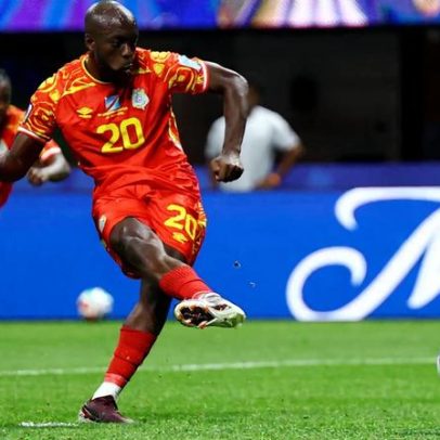 RD Congo vira, elimina Uzbequistão e avança aos mata-mata da Copa do Mundo