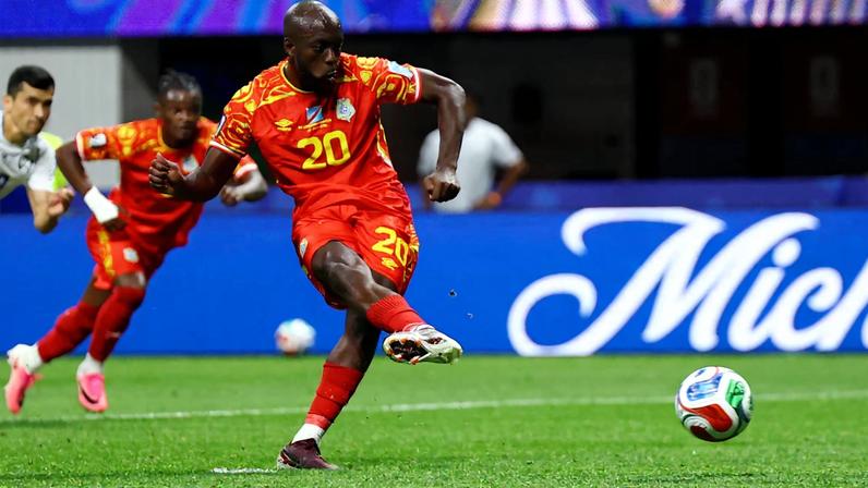 RD Congo vira, elimina Uzbequistão e avança aos mata-mata da Copa do Mundo