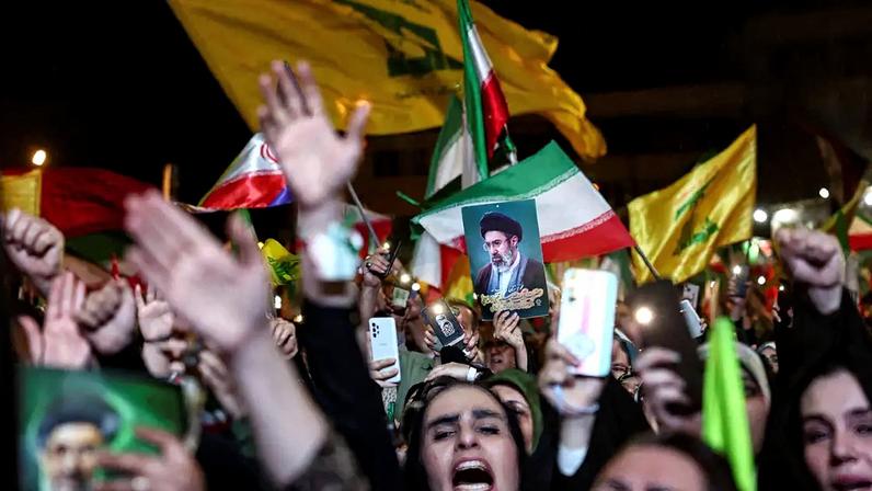 Protestos pró-governo tomaram as ruas de Teerã após ataques iranianos ao norte de Israel no domingo (7/6)