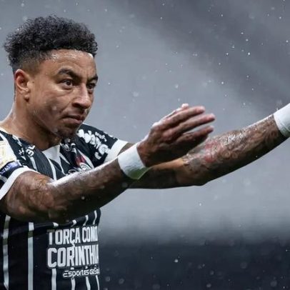 Lingard começa no Corinthians com gol, visita à favela e críticas de ídolo
