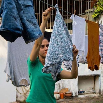 Deixar roupas no varal por dias pode causar mofo e danos aos tecidos