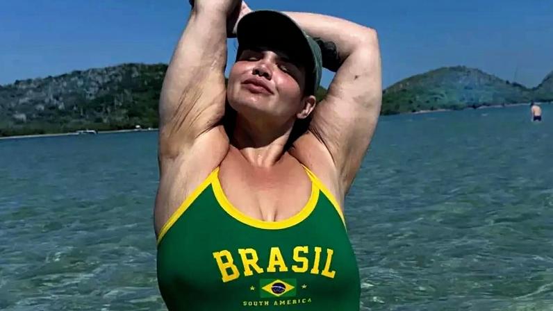 Thais Carla antes e depois: 100 kg mais magra, influenciadora exibe transformação no corpo só de maiô e web reage: 'Fico impressionada'.