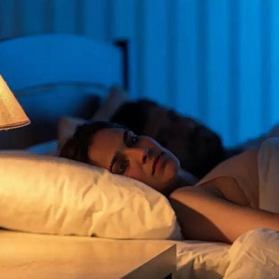 Dormir com luz acesa pode aumentar o risco de doenças cardíacas