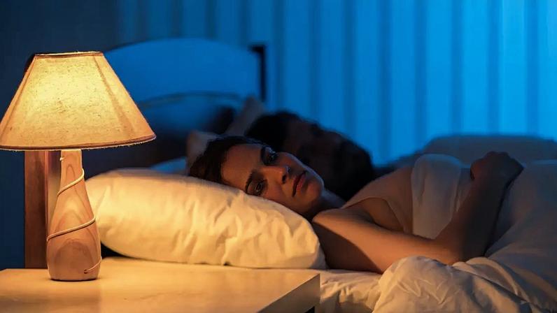 Estudo com quase 89 mil pessoas indica que o hábito de dormir com a luz acessa interfere no ritmo circadiano, impactando a saúde do coração
