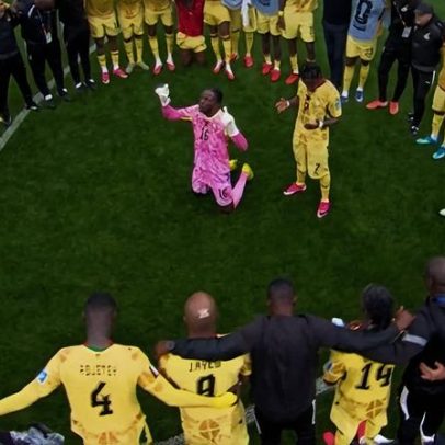 Goleiro de Gana lidera oração após empate com Inglaterra na Copa do Mundo