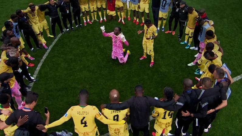 Seleção de Gana se reúne em oração após empate com a Inglaterra na Copa do Mundo. (Captura de tela/Instagram/Ballers In God)