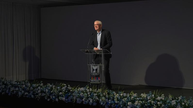 O cônsul Rafael Erdreich discursa em evento na capital paulista, destacando o papel da diplomacia e da cooperação entre Brasil e Israel.