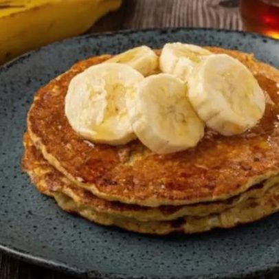 Panqueca de banana com aveia usa apenas 3 ingredientes