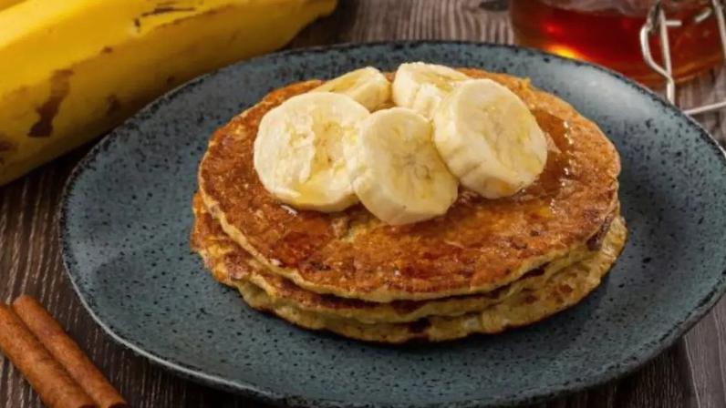 Panqueca de banana com aveia usa apenas 3 ingredientes