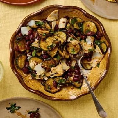 Receita de Meera Sodha para tacos de abobrinha frita, feijão preto e queijo de cabra