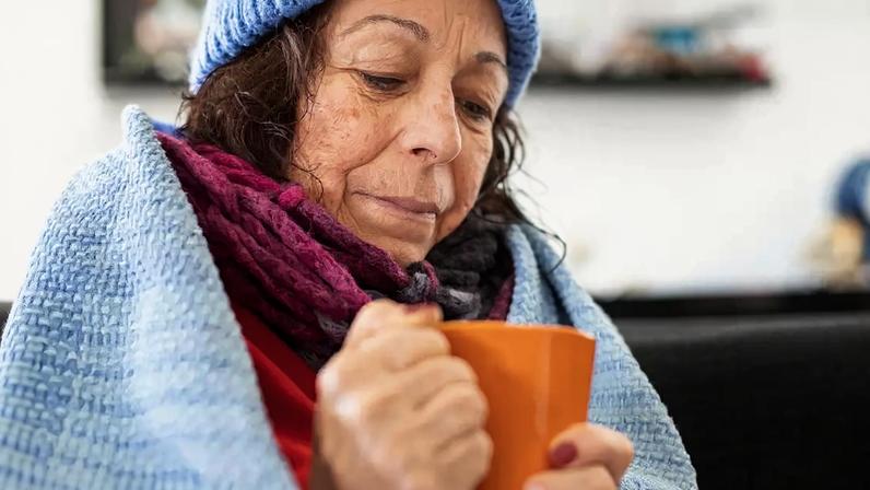 A chegada do inverno costuma trazer mudanças importantes na rotina de pessoas idosas. Afinal, as temperaturas mais baixas e o ar seco afetam diretamente o organismo, especialmente em quem já apresenta fragilidades naturais da idade – depositphotos.com / Studio_GLC