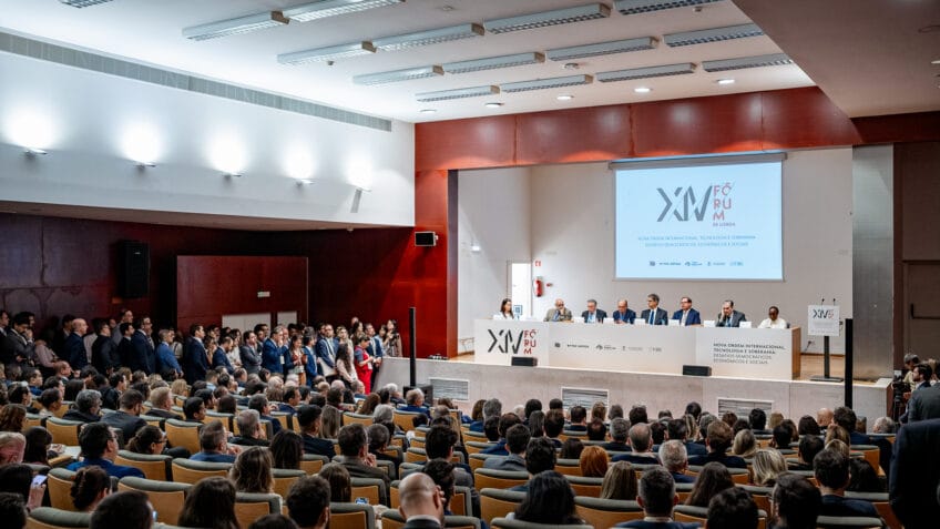 Fórum de Lisboa neste ano reuniu 2.867 pessoas, com 432 palestrantes distribuídos em 70 painéis de diferentes debates; na imagem, um dos painéis do evento