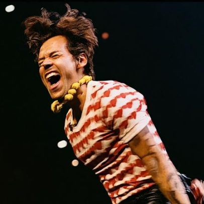 Harry Styles é flagrado correndo em direção ao Estádio de Wembley