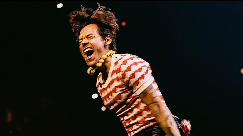 Harry Styles é flagrado correndo em direção ao Estádio de Wembley. Veja!
