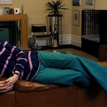 David Hockney: penteado platinado, óculos marcantes, tweed e crocs