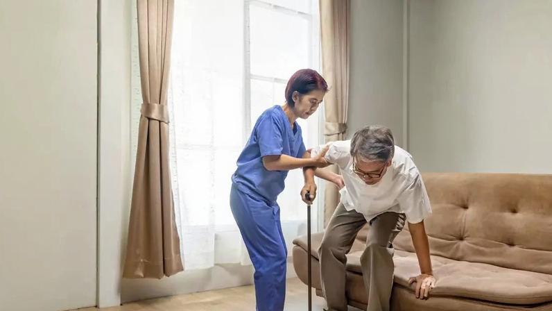 A sarcopenia é uma condição de saúde que se caracteriza pela perda progressiva de massa muscular, força e desempenho físico, com maior frequência em pessoas idosas – depositphotos.com / toa55