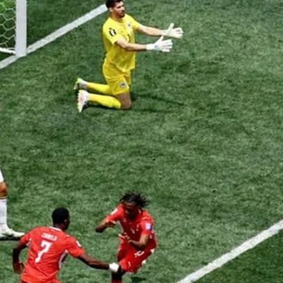 Surge tardia da Suíça vence a Bósnia após cartão vermelho de Muharemovic